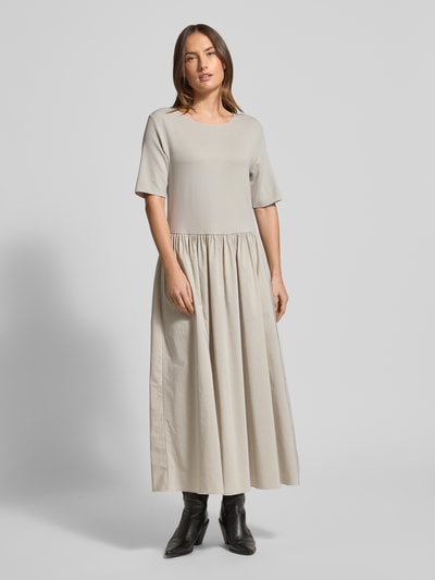Frauenmodel trägt Maxikleid mit Rundhalsausschnitt von Emporio Armani aus Viskose-Elasthan-Mix, taillierter Schnitt, ausgestellte Rockpartie, Ganzkörperansicht von vorne.