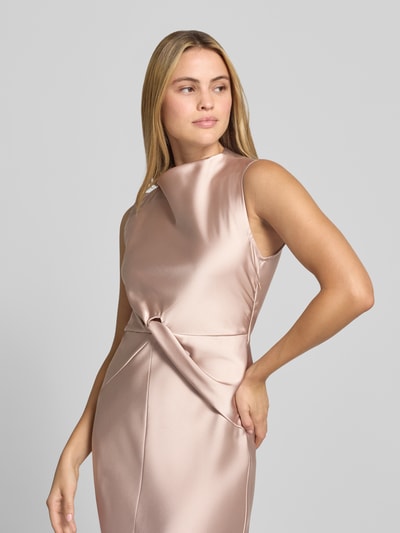 Frauenmodel trägt Cocktailkleid aus Satin mit Raffungen von Rinascimento, glänzende Oberfläche, taillierte Passform, Nahaufnahme Oberkörper.