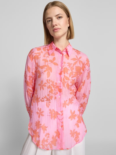 Frauenmodel trägt Regular Fit Hemdbluse aus Lyocell-Mix von Mango, Rosa mit orangen floralen Print, semitransparent, Ganzkörperansicht von vorne.