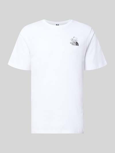 Produktfoto, weißes T-Shirt mit Label-Print und Rundhalsausschnitt von The North Face aus reiner Baumwolle, Regular-Fit, Rückenlänge 71 cm bei Größe M.