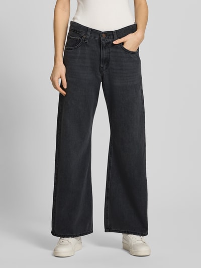 Kobiecy model nosi Loose Fit Jeans mit Eingrifftaschen Modell 'MIDDY LOOSE BOOT' od Levi's®, czarna bawełna, widok całej sylwetki z przodu.