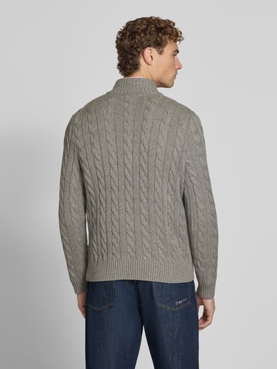 Männermodel trägt Relaxed Fit Troyer aus reiner Baumwolle von Polo Ralph Lauren in Grau, Strickstruktur, Ganzkörperansicht Rückansicht.