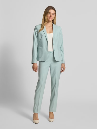Frauenmodel trägt Slim Fit Blazer mit Reverskragen von Betty Barclay in Hellblau, Material-Mix mit Stretch, Ganzkörperansicht von vorne.