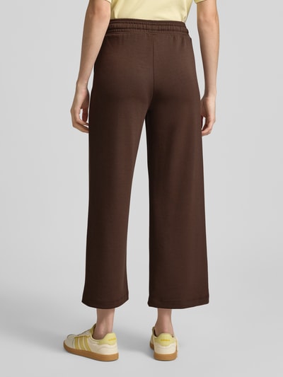 Frauenmodel trägt Sweatpants mit elastischem Bund von Soyaconcept, Material-Mix mit Modal-Anteil, Wide-Leg-Pants, Tunnelzug, Ganzkörperansicht Rückansicht.