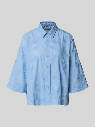 Produktfoto, Regular Fit Bluse mit Stitchings und 3/4-Arm von More & More aus Baumwoll-Mix in Hellblau, florale Stickstruktur, Hemdblusenkragen, Knopfleiste, Rückenlänge 61 cm, Ärmellänge 40 cm, Größe 36