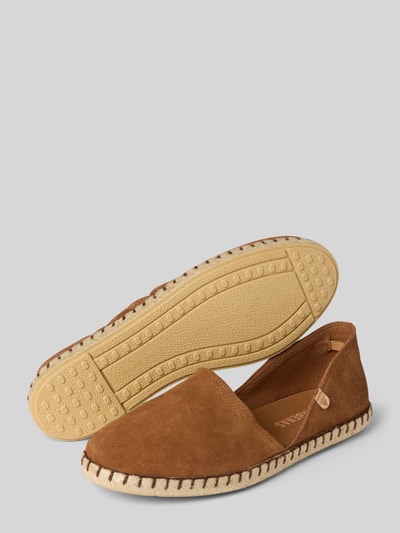 Produktfoto, Espadrilles aus Leder mit Label-Patch Modell 'CARMEN' von Verbenas in Braun, strukturierte beige Sohle, abgerundete Form, 2 cm Absatz, 7 cm Schafthöhe, 5 cm Schaftweite, Detailansicht von Ober- und Außenseite