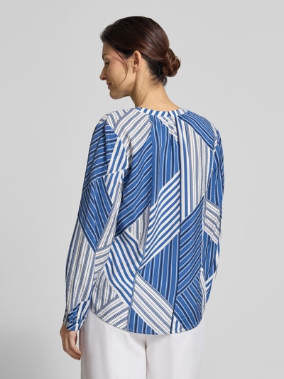 Männermodel trägt Relaxed Fit Langarmbluse aus Viskose-Mix von s.Oliver RED LABEL, geometrisches Muster in Blau, Weiß, Rückansicht, Ganzkörperansicht Rückansicht, delikatna struktura materiału, tunikowy kołnierzyk, mankiet na rękawie, zaokrąglony dół