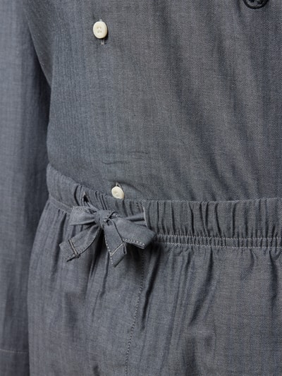 Männermodel draagt Relaxed Fit Pyjama uit puur katoen Model 'HERRINGBONE' van Tommy Hilfiger met visgraatmotief, detailopname.