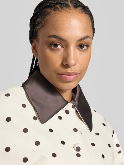 Frauenmodel trägt Damen Jacke aus Baumwoll-Mix von BAUM & PFERDGARTEN mit Knopfleiste, Kontrastkragen, gepunktet, Nahaufnahme Oberkörper.
