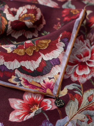 Produktfoto, Tuch aus Seide im Allover-Look von Codello, quadratische Form, floraler Motiv-Print, feine Struktur, satte Rottöne, Detailaufnahme, Damen Tuch von Codello, reine Seide, Breite 52 cm, Länge 52 cm