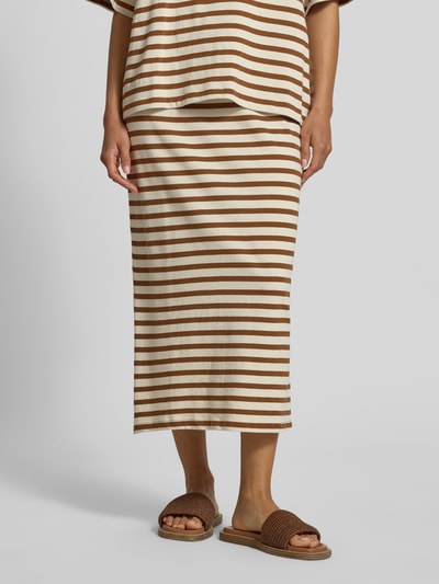 Frauenmodel trägt Regular Fit Midirock mit Tunnelzug Modell 'FIDELIA' von Soyaconcept, braun-weiß gestreift, reine Baumwolle, Nahaufnahme Unterkörper.
