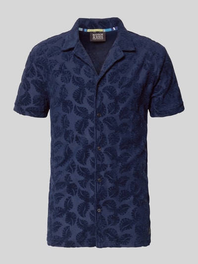 Produktfoto, Regular Fit Freizeithemd Modell 'TERRY' von Scotch & Soda aus dunkelblauem Baumwoll-Mix mit Knopfleiste und Reverskragen, strukturierte Blattmuster.