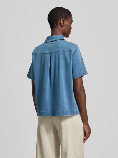 Frauenmodel trägt Jeansbluse mit Brusttasche Modell 'GIULETTE' von Raffaello Rossi, Lyocell-Mix, Boxy Fit, Ganzkörperansicht Rückansicht.
