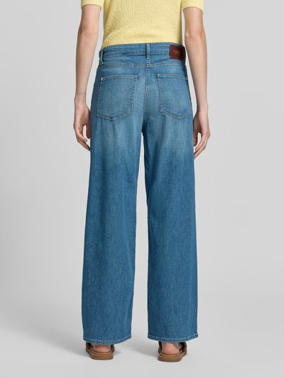 Frauenmodel trägt Regular Fit Baggy Jeans aus Baumwoll-Mix Modell 'BAGGY' von Cambio in Denim-Optik mit Label-Patch, 5-Pocket-Design, Ganzkörperansicht Rückansicht.