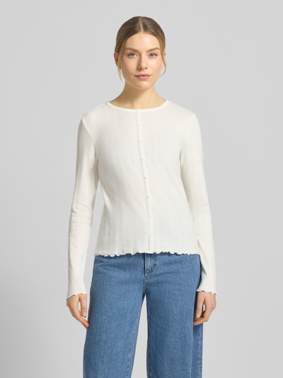 Frauenmodel trägt Shaped Fit Langarmshirt aus Baumwoll-Mix von Tom Tailor Denim, Optik: Unifarben, gestreifte Struktur, Label-Stitching-Applikation, Rundhals, Langarm, Frill an Ärmelabschluss und Rumpfabschluss, Jacquard, Ganzkörperansicht von vorne.