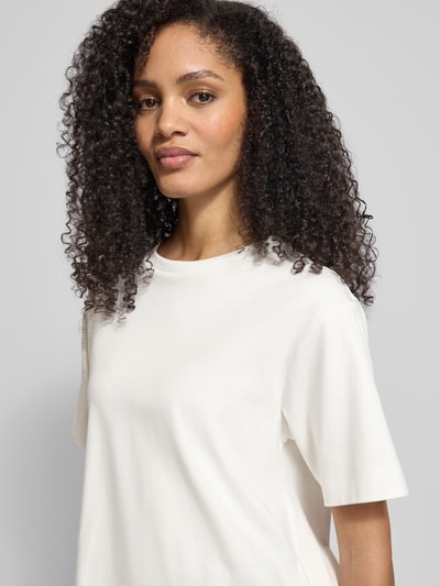 Frauenmodel trägt Regular Fit T-Shirt aus reiner Baumwolle Modell 'MULTID' von Weekend Max Mara in Weiß, Feinripp, Logo-Print, Nahaufnahme Oberkörper.