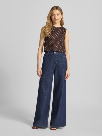 Frauenmodel trägt Cropped Blusentop aus Leinen-Viskose-Mix Modell 'ROMEO' von Mango, Allover-Look, Rundhalsausschnitt, Ganzkörperansicht von vorne. Rückenlänge bei Größe S: 41 cm.