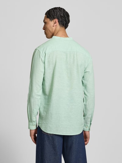 Männermodel trägt Slim Fit Freizeithemd aus Baumwoll-Leinen-Mix Modell 'CAIDEN' von Only & Sons, Optik: Unifarben, Rückenpasse, Ganzkörperansicht Rückansicht.
