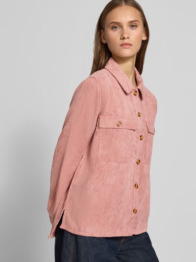 Frauenmodel trägt Relaxed Fit Langarmbluse in Cord-Optik Modell 'EFFI' von PIECES, rosa Farbton, sichtbare Knopfleiste, Nahaufnahme Oberkörper, Damen Langarmbluse von PIECES.