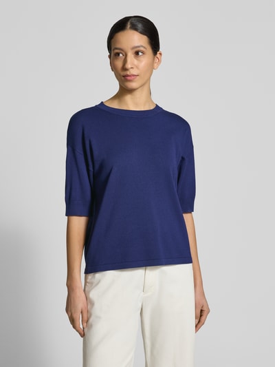 Frauenmodel trägt Regular Fit T-Shirt aus Viskose-Mix Modell 'Morla' von B.Young in Dunkelblau, Rundhalsausschnitt, 7/8-Arm, Nahaufnahme Oberkörper