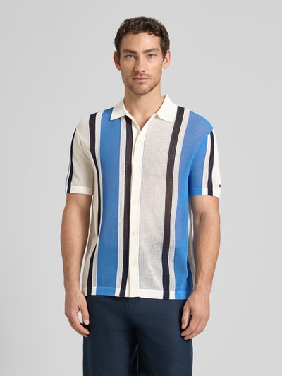 Männermodel trägt Relaxed Fit Freizeithemd aus Baumwoll-Mix von Tommy Hilfiger in Mehrfarbig mit Struktur, Mesh-Optik, Logo-Stitching, Ganzkörperansicht von vorne.