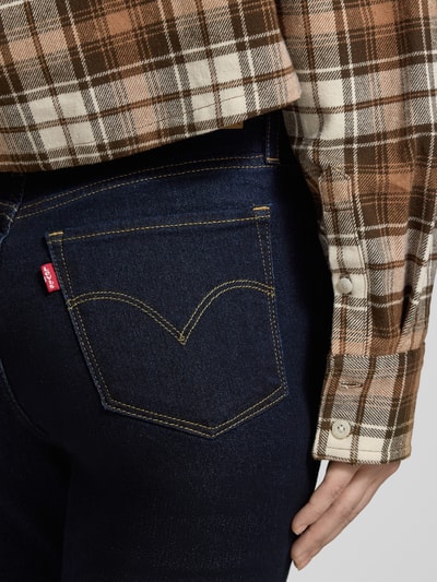 Frauenmodel trägt Bootcut Jeans mit 5-Pocket-Design von Levi's®, dunkler Baumwoll-Mix mit Stretch, Detailaufnahme Gesäß.
