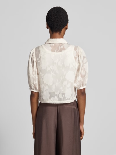 Frauenmodel trägt Regular Fit Bluse mit floralem Design Modell 'Malin' von GUIDO MARIA KRETSCHMER WOMAN, halbtransparente cremefarbene Textur, Ganzkörperansicht Rückansicht.