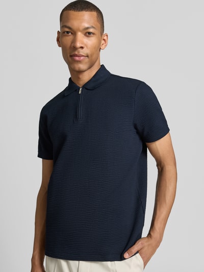 Männermodel trägt Regular Fit Poloshirt mit Strukturmuster von MCNEAL in Dunkelblau, Baumwoll-Mix, Reißverschluss, Kurzärmelig, Nahaufnahme Oberkörper.