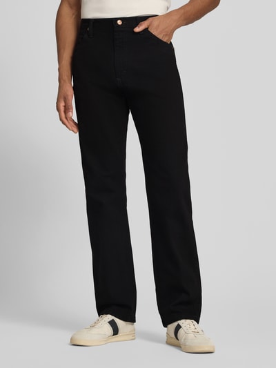 Männermodel trägt Cowboy Cut Jeans im 5-Pocket-Design von Wrangler, schwarze Baumwolle, gerader Schnitt, Nahaufnahme Oberkörper.