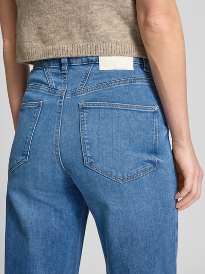 Frauenmodel trägt Straight Fit Wide Leg Jeans aus Baumwoll-Mix von Tom Tailor in Blau mit Label Patch und 5-Pocket-Design, Nahaufnahme Rückansicht.