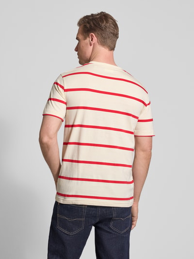 Männermodel trägt Regular Fit T-Shirt mit Logo-Stitching von Gant, rote Streifen, reine Baumwolle, Rundhalsausschnitt, Ganzkörperansicht Rückansicht. Rückenlänge bei Größe M: 68 cm.