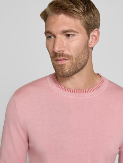 Männermodel trägt Regular Fit Wollpullover von Paul Smith in Rosa, Rundhalsausschnitt, reine Wolle, Strick, Nahaufnahme Oberkörper