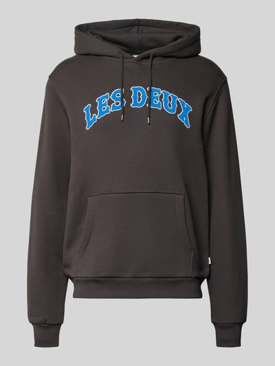 Produktfoto, Hoodie met Label-Print model 'Brady' van Les Deux in zwart katoen, regular fit, kangoeroezak, blauwe tekst, fijne textuur