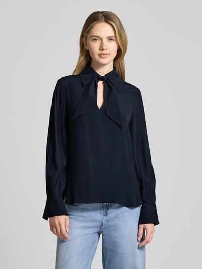 Frauenmodel trägt Schluppenbluse mit Schlüsselloch-Ausschnitt von LUISA CERANO, Material-Mix mit Tussahseide-Anteil, Regular-Fit, Umlegekragen, dunkelblau, glatte Textur, Rückenlänge bei Größe 36: 65 cm, Ärmellänge: 62 cm, Ganzkörperansicht von vorne.