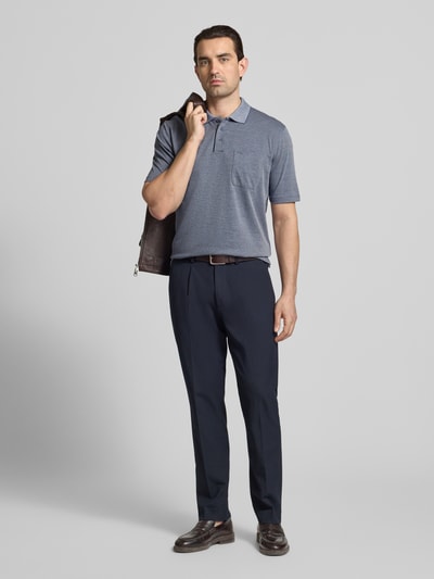 Mannelijk model draagt Regular Fit Poloshirt met borstzak van Christian Berg Men, blauwgrijs, katoenmix, polokraag, knoopsluiting, geheel vooraanzicht.