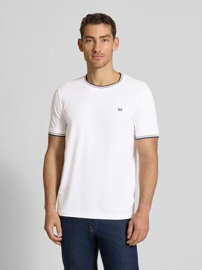 Männermodel trägt T-Shirt mit Kontraststreifen und Rundhalsausschnitt von Christian Berg Men aus Baumwoll-Elasthan-Mix, Regular-Fit, Rückenlänge 71 cm bei Größe M, weiß mit dunklen Akzenten, glatte Textur, Ganzkörperansicht von vorne.