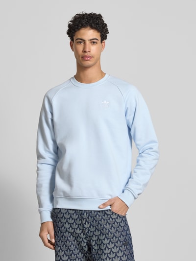 Męski model nosi Sweatshirt mit Label-Stitching od adidas Originals, jasnoniebieski, bawełniany miks, luźny krój, ściągacze, widok całego ciała z przodu.