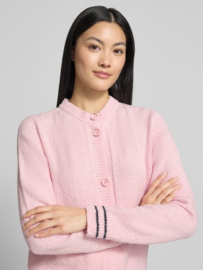 Modelka nosi Regular Fit Cardigan aus Baumwoll-Mix in Strick-Optik von Marc Cain, mieszanka bawełny, krój regular fit, imitacja dzianiny, okrągły dekolt, listwa guzikowa, długość tyłu w rozmiarze 36: 56 cm, długość rękawów w rozmiarze 36: 62 cm, różowy, faktura miękka, detaliczne wykończenia, imitacja dzianiny, zbliżenie na górną część ciała