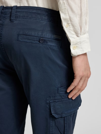 Männermodel trägt Bermudas mit Cargotaschen von bugatti in Dunkelblau, Regular Fit, Gesäßtaschen, Detailaufnahme Rückansicht