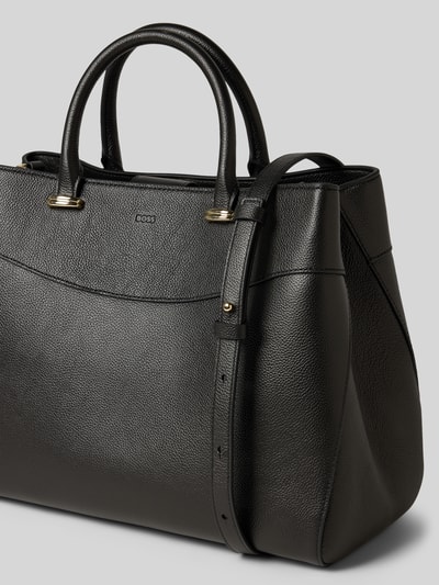 Produktfoto, Henkeltasche aus echtem Rindsleder Modell 'BOSS BEYOND NEWTOTE' von BOSS, schwarze Farbe, genarbte Textur, Label-Prägung, Magnetverschluss, geteiltes Hauptfach