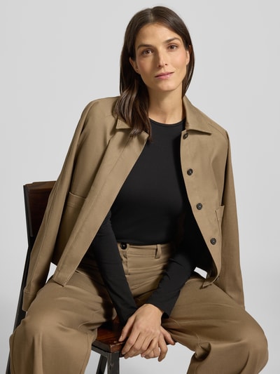 Kobiece modelka nosi Bluzka z długim rękawem z okrągłym dekoltem Model 'Smilla' od OPUS, mieszanka bawełny i elastanu, krój slim fit, długość tyłu w rozmiarze 36: 63 cm, czerń, zbliżenie górnej części ciała.