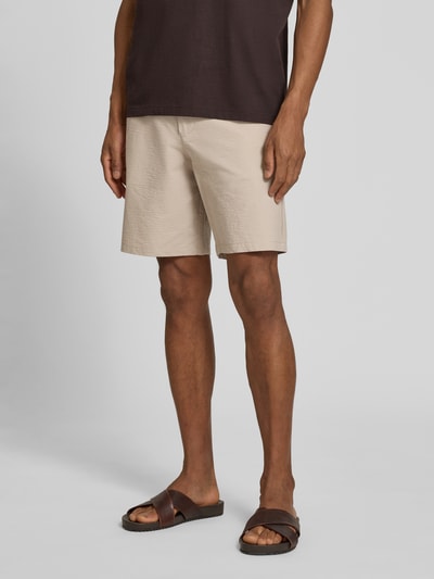 Mężczyznamodel nosi Regular Fit Bermudas aus Baumwoll-Mix Modell 'KARL' von SELECTED HOMME, efekt: wzór w paski, mieszanka bawełny, seersucker, wpuszczane kieszenie, szlufki na pasek, zapięcie na guzik i zamek błyskawiczny, elastyczny pas, jasny kolor, faktura seersucker, całkowity widok z przodu