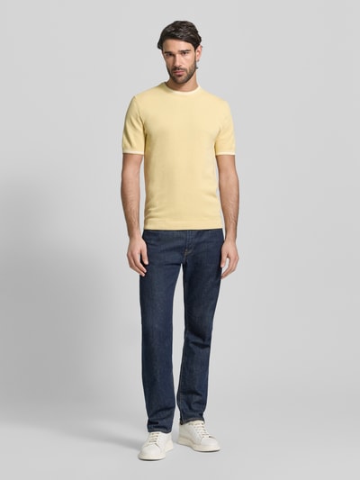 Męski model nosi Regular Fit T-Shirt in Strick-Optik od Christian Berg Men, bawełna, krój regular fit, widok całofigurowy z przodu.