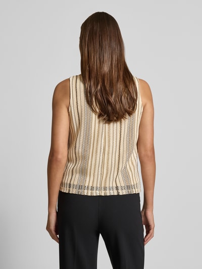 Vrouwenmodel draagt Regular Fit Tank Top met all-over motief model 'DEMI' van Vero Moda, gestreept structuurpatroon, boothals, brede bandjes, kleur beige en zwart, Ganzkörperansicht Rückansicht.