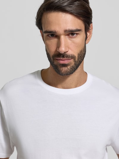 Mannelijk model draagt T-shirt met ronde hals in wit, puur katoen, regular fit, Set van 2 van Götzburg Wäsche, Nahaufnahme bovenlichaam.