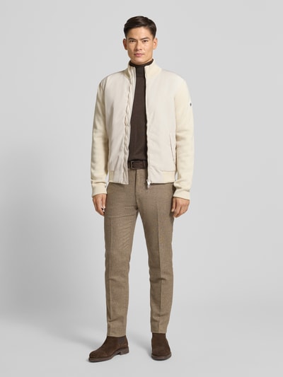 Męski model nosi Regular Fit Strickjacke aus reiner Baumwolle Modell 'IBAIO' od BOSS, jednolity wzór, krój regular fit, dwukierunkowy zamek, aplikacja logo, stójka, długie rękawy, ściągacze, kieszenie boczne, bawełna, widok całej sylwetki z przodu.