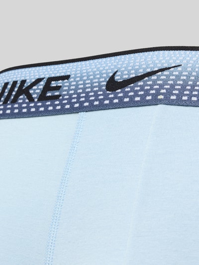 Produktfoto, Slim Fit Trunks mit Logo-Stitching im 3er-Pack von Nike aus elastischem Baumwoll-Mix, sichtbarer Elastischer-Logo-Bund, hellblau.