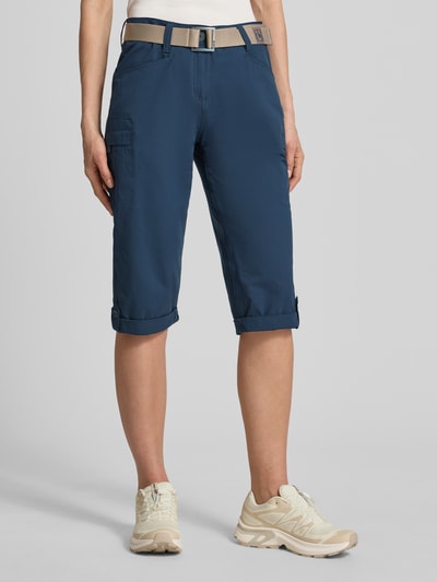 Frauenmodel trägt Bermudas mit Pattentaschen und Saum mit fixiertem Aufschlag von G.I.G.A. DX in Dunkelblau mit Gürtel, Knopf-Reißverschluss, Label-Patch, seitlichen Eingrifftaschen, Gesäßtaschen, HYDROCOOL EFFEKT, Straight Fit, Bundweite 38 cm, Innenbeinlänge 41 cm, Ganzkörperansicht von vorne.