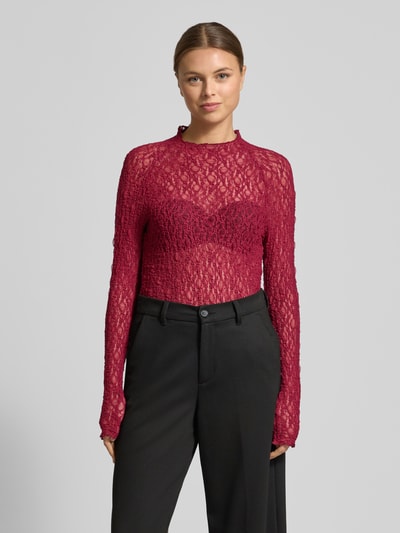 Frauenmodel trägt Slim Fit Longsleeve in semitransparentem Design von Marc Cain, spitze Struktur, Rundhalsausschnitt, Rückenlänge 59 cm, Ganzkörperansicht von vorne.