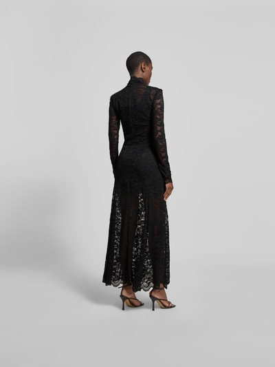 Frauenmodel trägt Maxikleid aus Spitze mit Stretch-Anteil von Rabanne in Schwarz, Elastischer-Material-Mix, Langärmelig, Ganzkörperansicht Rückansicht.